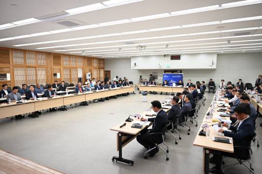 지난 29일 시청 회의실에서 열린 2025년 논산딸기축제 평가보고회 진행 모습. 논산시 제공