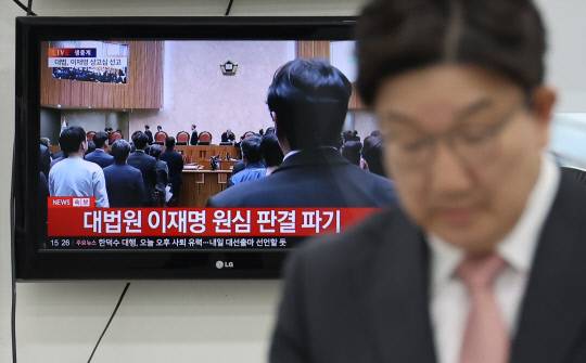 국민의힘 권성동 원내대표가 1일 서울 여의도 국회에서 더불어민주당 이재명 대선후보의 공직선거법 위반 혐의 사건에 관한 대법원 상고심 선고 후 브리핑하기 위해 밖으로 나오고 있다. 연합뉴스