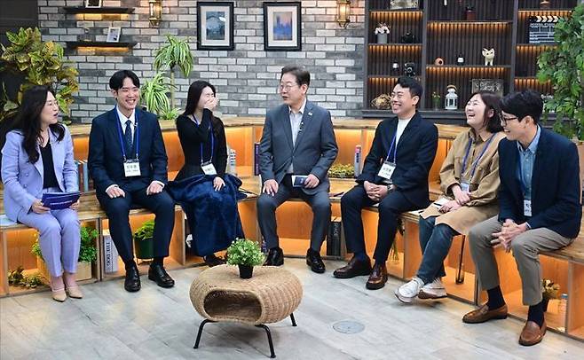 이재명 더불어민주당 대선 후보가 30일 저녁 서울 구로구 한 스튜디오에서 열린 슬기로운 퇴근생활 직장인 간담회에 참석해 직장인들의 고충을 듣고 답변하고 있다. ⓒ국회사진취재단