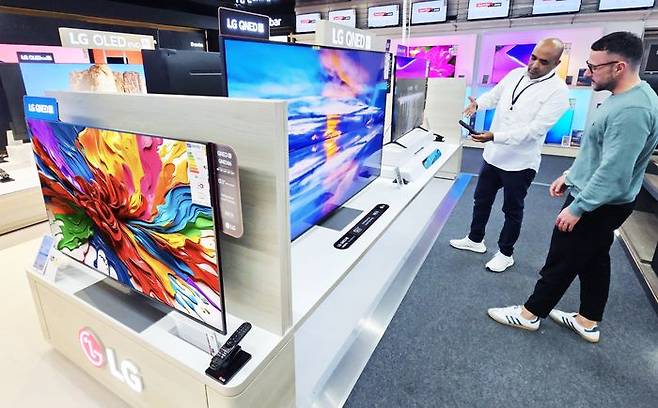 독일 프랑크푸르트 지역에 위치한 가전 매장인 미디어 마크트 직원이 고객에게LGQNEDTV의AI기능에 대해 설명하고 있다. ⓒLG전자
