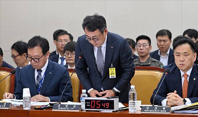 유영상 SK텔레콤 대표이사 사장이 30일 오전 서울 여의도 국회에서 열린 국회 과학기술정보방송통신위원회 방송통신 분야 청문회에서 SK텔레콤 고객 유심(USIM) 정보 해킹 사태와 관련해 증인으로 출석해 사과하고 있다. ⓒ데일리안 홍금표 기자