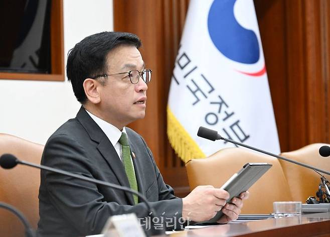 최상목 부총리 겸 기획재정부 장관이 1일 서울 종로구 정부서울청사에서 열린 경제관계장관회의 겸 산업경쟁력강화 관계장관회의를 주재, 모두발언을 하고 있다.ⓒ기획재정부