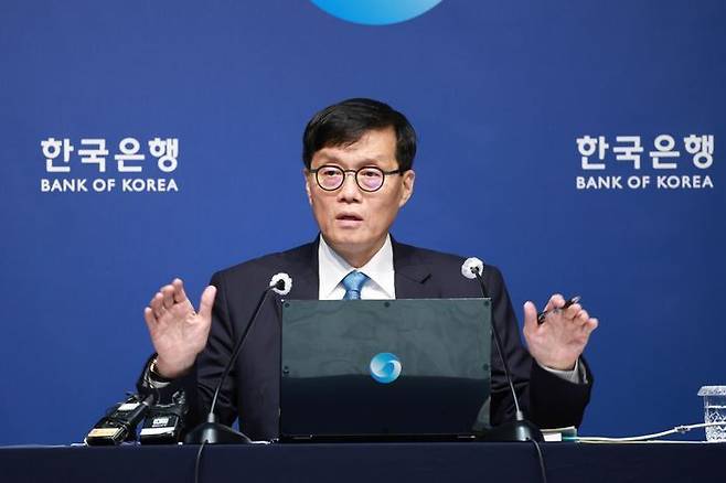 이창용 한국은행 총재가 지난 4월 17일 열린 기자간담회에서 발언하고 있다. ⓒ한국은행
