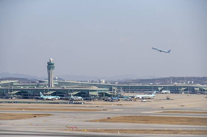 인천국제공항 제2여객터미널 앞에 항공기들이 세워져 있다. 인천시는 최근 중장기 항공 산업 육성 기본 계획을 발표했다. 인천공항공사 제공