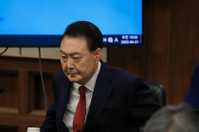 윤석열 전 대통령이 21일 오전 서울 서초구 서울중앙지방법원에서 열린 내란 우두머리 혐의에 대한 두 번째 정식 재판에 출석하고 있다. 2025.04.21. 사진공동취재단 서울=뉴시스