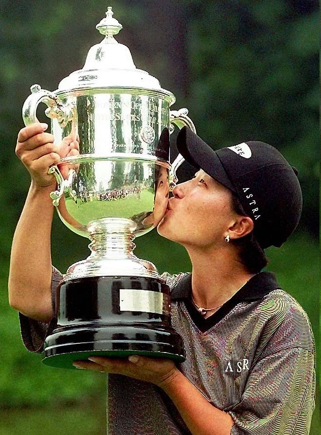 1998년 US여자오픈 우승트로피에 입 맞추는 박세리. AP 뉴시스