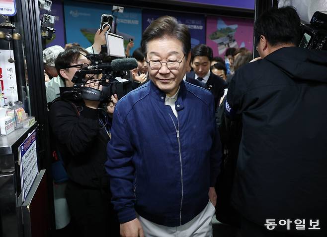 더불어민주당 이재명 대선후보가 1일 경기 연천군 전곡읍에서 ‘골목골목 경청투어’를 하면서 식당 내부로 들어서고 있다. 전영한 기자 scoopjyh@donga.com