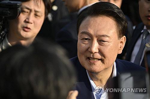 윤석열 전 대통령이 지난 4월 11일 서울 용산구 한남동 관저에서 나와 서초동 사저로 향하기 전 지지자들과 인사하고 있다. [사진공동취재단=연합뉴스]