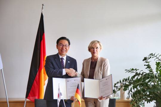 김완기(왼쪽) 특허청장이 지난달 30일(현지시간) 에바 슈비오르 독일 특허상표청장과 업무협약 체결을 체결하고 기념촬영을 하고 있다. 특허청 제공