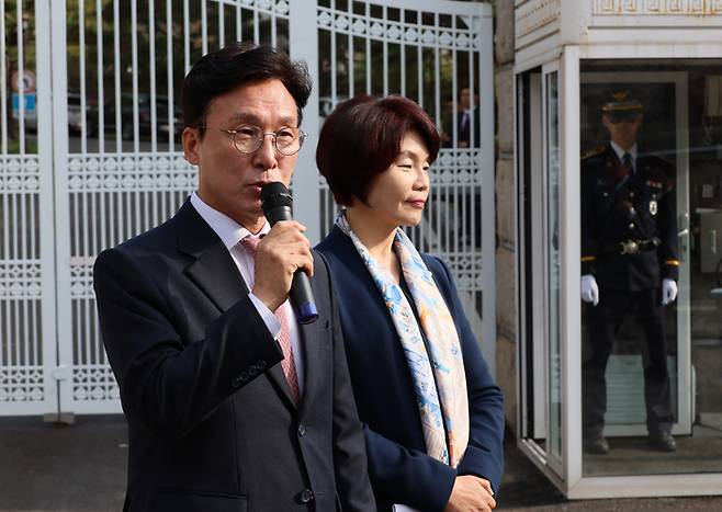 더불어민주당 김민석 최고위원이 21일 서울 종로구 총리공관 앞에서 한덕수 국무총리 규탄 기자회견을 열고 위헌적 헌재지명 사과와 출마용 졸속관세협상 중단 등을 촉구하고 있다. 오른쪽은 한정애 의원. 연합뉴스