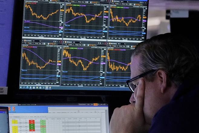 뉴욕 증시가 4월 30일(현지시간) 미국의 1분기 마이너스(-) 성장 악재 속에서도 다우존스산업평균과 스탠더드앤드푸어스(S&P)500이 7거래일 연속 상승하는 순조로운 흐름을 보였다. 이날 뉴욕 뉴욕증권거래소(NYSE)에서 한 스페셜리스트가 모니터를 보고 있다. AP 뉴시스