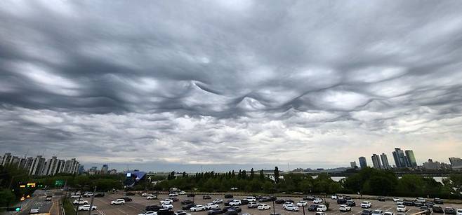 1일 서울 여의도 하늘에 ‘거친물결구름’이 나타나 있다. 사진=박범준 기자
