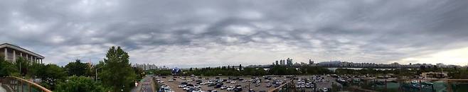 1일 서울 여의도 하늘에 ‘거친물결구름’이 나타나 있다. 사진=박범준 기자