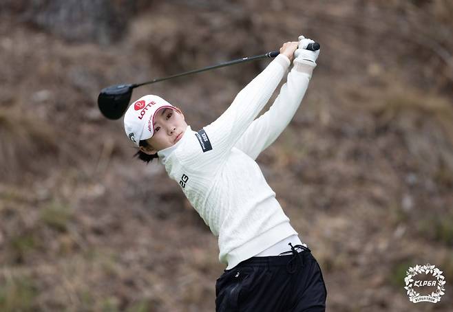 크리스에프앤씨 KLPGA 챔피언십 첫 날 단독 선두에 오른 황유민.KLPGA 제공