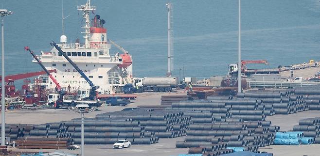 정부는 1일 '제3차 통상현안 관련 범정부 국내대응 TF'를 열고 관세피해·수출기업 금융지원방안 등을 논의했다. 사진은&nbsp;지난 4월 29일 평택항 수출 야적장에 철강 제품이 쌓여있는 모습.(ⓒ뉴스1, 무단 전재-재배포 금지)