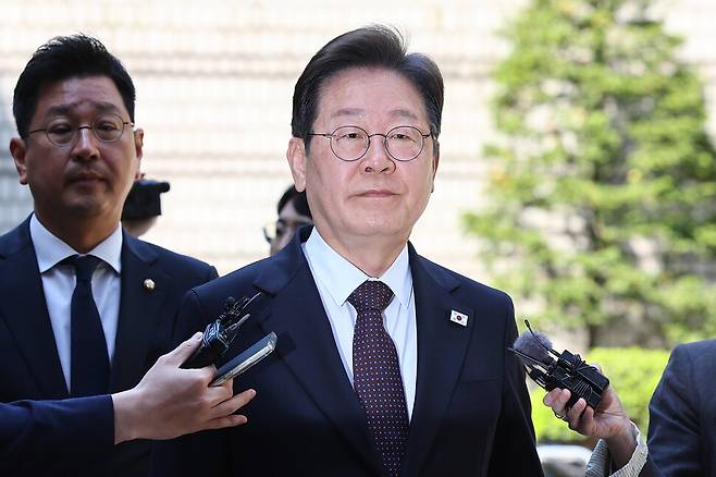 더불어민주당 이재명 대선 후보가 29일 서울 서초구 서울중앙지방법원에서 열린 ‘대장동 배임·성남FC 뇌물\' 1심 속행 공판에 출석하고 있다. 연합뉴스