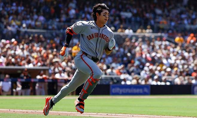 샌프란시스코 자이언츠의 이정후가 1일(한국시각) 캘리포니아주 샌디에이고 펫코파크에서 열린 샌디에이고 파드리스와의 경기 중 4회초 뜬공을 친 뒤 1루로 달려가고 있다. 샌디에이고/AFP 연합뉴스