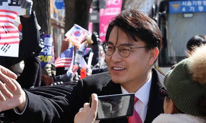 윤상현 국민의힘 의원이 17일 서울 종로구 헌법재판소 앞에서 열린 윤석열 대통령 탄핵 반대 시위자들과 인사하고 있다. 공동취재사진