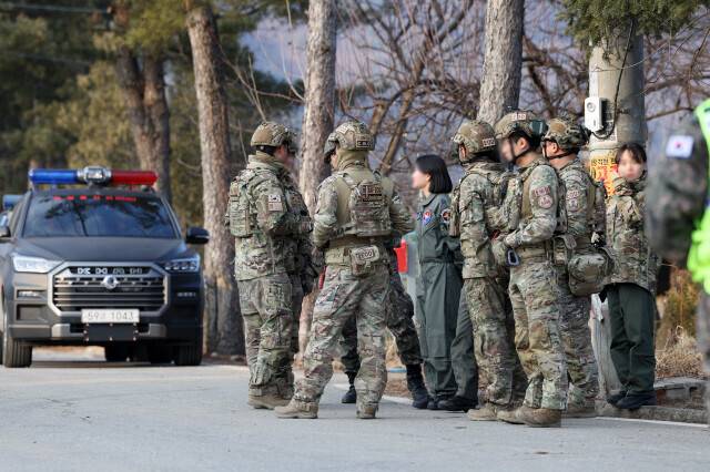 지난 3월6일 공군 전투기 오폭 사고가 일어난 경기도 포천시 이동면 노곡리 현장에서 군 폭발물 처리 관계자들이 대화하고 있다. 김영원 기자 forever@hani.co.kr