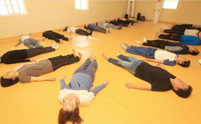 2014년 충남 공주시 이인면 계룡산센터에서 열린 한겨레휴센터 해독단식캠프모습. 참가자들이 바닥에 누워 명상을 하고 있다. 박미향 기자 mh@hani.co.kr