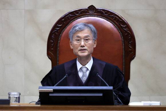 조희대 대법원장이 1일 더불어민주당 이재명 대선 후보의 공직선거법 사건 전원합의체 선고를 위해 서울 서초구 대법원 대법정에서 장내 정돈을 선언하고 있다. 사진공동취재단