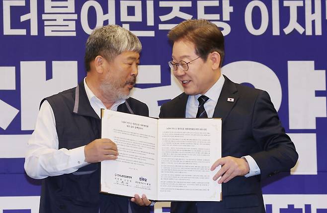 이재명 더불어민주당 대선 후보(오른쪽)와 김동명 한국노총 위원장이 1일 오후 서울 중구 한국프레스센터에서 열린 정책 협약식에서 협약서에 서명한 뒤 이야기 나누고 있다. 김 위원장은 이 후보 캠프의 공동 총괄선거대책위원장을 맡고 있다. 신소영 기자 viator@hani.co.kr