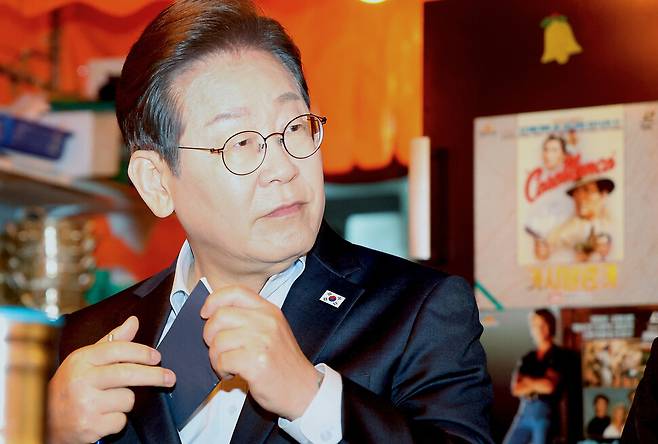 더불어민주당 이재명 대선 후보가 1일 서울 종로구의 한 포차 식당에서 \'당신의 하루를 만드는, 보이지 않는 영웅들\'이란 주제로 배달 라이더, 택배 기사 등 비(非)전형 노동자들과 간담회를 하고 있다. 공동취재사진