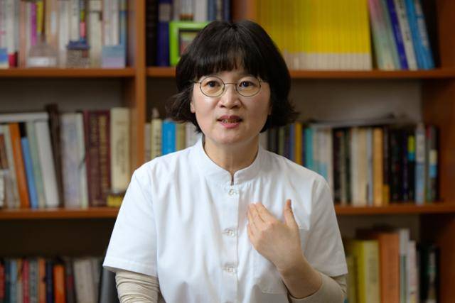 정신건강의학과 전문의인 김현숙 인천 연수구 마음과마음 의원 원장. "마음을 깊이 들여다 보는 의사"로서 방황하는 5060세대의 마음 길잡이가 되기로 했다. 하상윤 기자