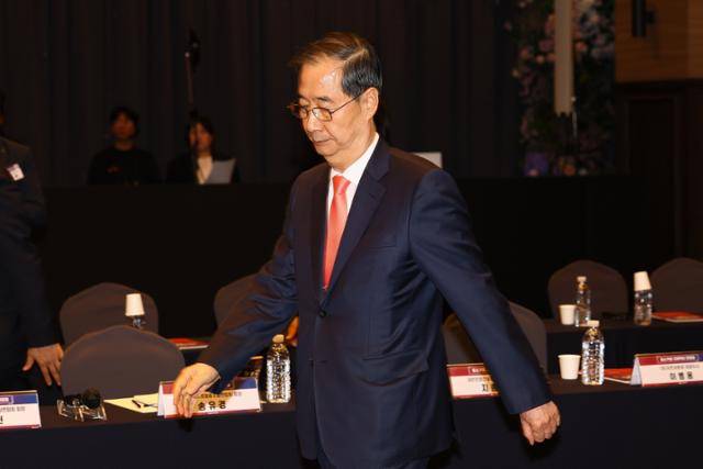 한덕수 대통령 권한대행 국무총리가 30일 서울 영등포구 중소기업중앙회에서 열린 ‘중소기업 규제혁신 현장 소통 간담회’에서 참석자들과 인사를 마치고 기념촬영을 위해 이동하고 있다. 왕태석 기자