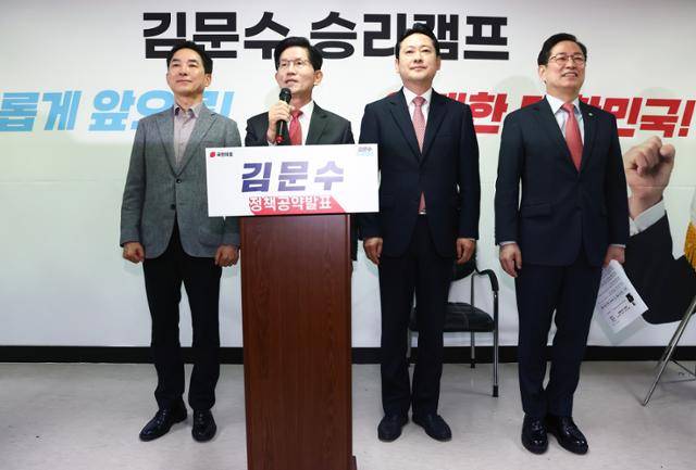 김문수 전 고용노동부 장관이 18일 서울 여의도 선거캠프에서 열린 경제살리기 공약 발표 기자회견에서 (왼쪽부터) 박민식 전략기획본부장, 장동혁 총괄선대본부장, 박수영 정책총괄본부장을 소개하고 있다. 뉴스1