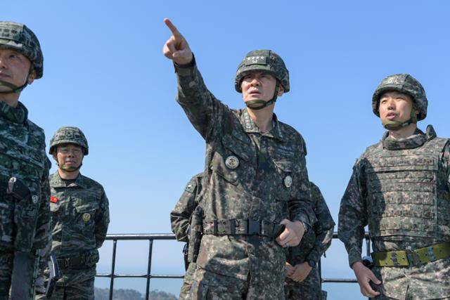 김명수 합참의장이 4월 29일 293해상전탐감시대 진지에서 작전 현황을 보고받고 있다. 합동참모본부 제공