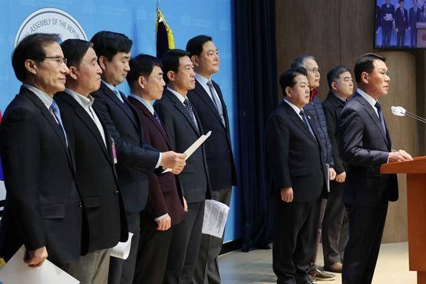 김병주 더불어민주당 의원과 예비역 장성들이 2월 서울 여의도 국회 소통관에서 윤석열 전 대통령에 대한 탄핵을 촉구하는 시국선언문을 발표하고 있다. 연합뉴스