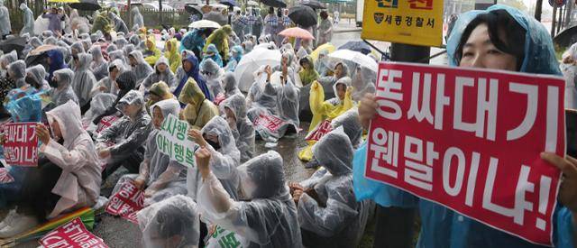 2023년 9월 20일 오후 세종시 어진동 보건복지부 앞에서 세종시어린이집연합회 주최로 열린 교권보호 결의대회에 참석한 어린이집 교사들이 보육활동 교권 보호를 촉구하며 구호를 외치고 있다. 이 집회는 당시 세종시의 한 병원 화장실에서 어린이집 교사가 학부모로부터 용변이 묻은 기저귀로 얼굴을 맞은 사건이 발생한 것을 계기로 열렸다. 상해 혐의로 기소된 해당 사건의 학부모는 지난달 항소심에서 징역 6개월을 선고 받았다. 뉴스1