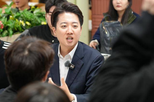 이준석 개혁신당 대통령 후보가 1일 서울 동대문구 한국외국어대학교에서 학생들과 학식을 먹으며 대화하고 있다. 이준석 캠프 제공.