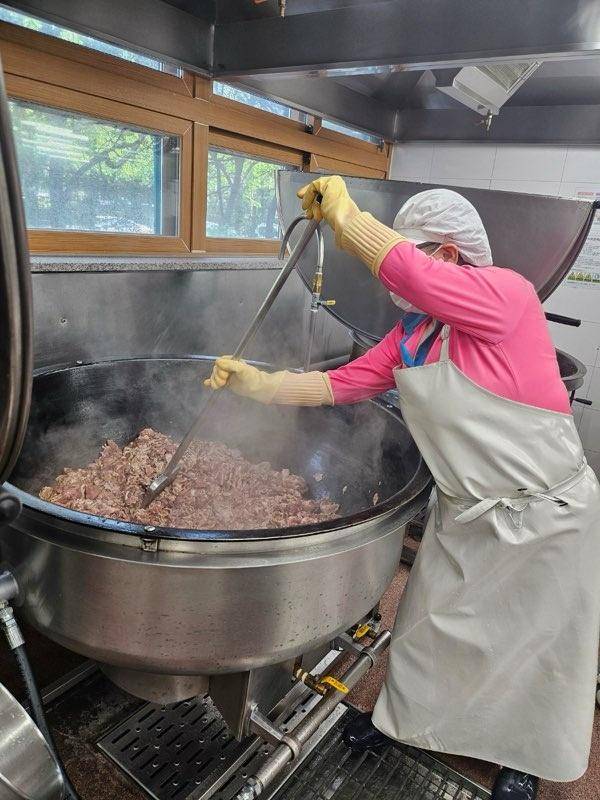 서울 소재 한 초등학교에서 급식 조리사로 일하는 주향미씨가 음식을 조리하는 모습. 주씨 제공