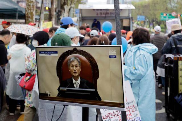이재명 더불어민주당 대선 후보 지지자들이 1일 서울 서초구 대법원 인근에서 이 후보의 공직선거법 위반 혐의 상고심 파기환송 선고에 대법원을 규탄하고 있다. 뉴시스