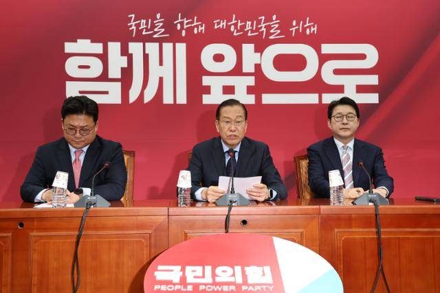 권영세(가운데) 국민의힘 비상대책위원장이 1일 서울 여의도 국회에서 이재명 선거법 위반 대법원 파기환송 판결 관련 기자회견을 열고 발언하고 있다. 뉴시스