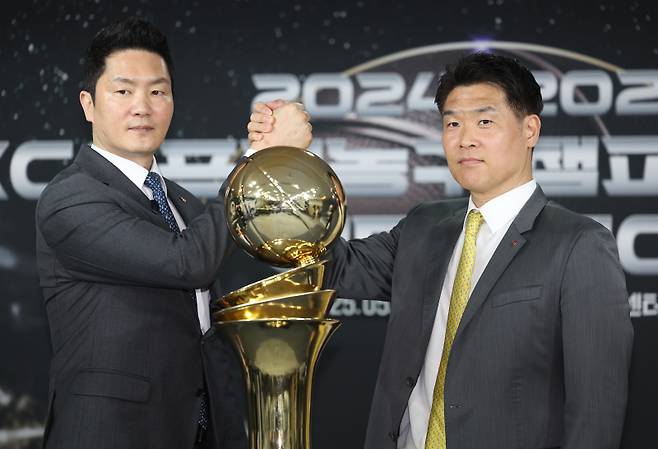 <yonhap photo-3014=""> 프로농구 챔피언결정전 미디어데이 기념촬영하는 감독들 (서울=연합뉴스) 김성민 기자 = 서울 SK 나이츠 전희철 감독(왼쪽)과 창원 LG 세이커스 조상현 감독이 1일 서울 강남구 KBL센터에서 열린 '2024-2025 KCC 프로농구 챔피언결정전 미디어데이'에서 기념촬영을 하고 있다. 2025.5.1 ksm7976@yna.co.kr/2025-05-01 11:52:54/ <저작권자 ⓒ 1980-2025 ㈜연합뉴스. 무단 전재 재배포 금지, AI 학습 및 활용 금지></yonhap>