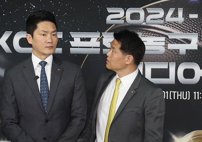 <yonhap photo-3008=""> 프로농구 챔피언결정전 미디어데이에서 대화 나누는 감독들 (서울=연합뉴스) 김성민 기자 = 서울 SK 나이츠 전희철 감독(왼쪽)과 창원 LG 세이커스 조상현 감독이 1일 서울 강남구 KBL센터에서 열린 '2024-2025 KCC 프로농구 챔피언결정전 미디어데이'에서 대화를 나누고 있다. 2025.5.1 ksm7976@yna.co.kr/2025-05-01 11:52:20/ <저작권자 ⓒ 1980-2025 ㈜연합뉴스. 무단 전재 재배포 금지, AI 학습 및 활용 금지></yonhap>