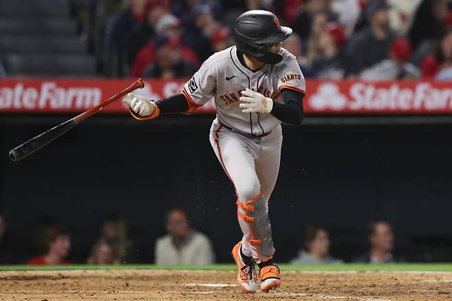 <yonhap photo-3074=""> San Francisco Giants' Jung Hoo Lee drops his bat after hitting a single during the eighth inning of a baseball game against the Los Angeles Angels in Anaheim, Calif., Saturday, April 19, 2025. (AP Photo/Jessie Alcheh)/2025-04-20 12:56:50/ <저작권자 ⓒ 1980-2025 ㈜연합뉴스. 무단 전재 재배포 금지, AI 학습 및 활용 금지></yonhap>