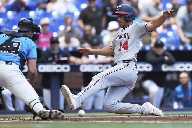<yonhap photo-3105="">Washington Nationals shortstop Paul DeJong (14) scores on a single hit by Alex Call during the fourth inning of a baseball game against the Miami Marlins, Sunday, April 13, 2025, in Miami. (AP Photo/Lynne Sladky)/2025-04-14 05:36:52/ <저작권자 ⓒ 1980-2025 ㈜연합뉴스. 무단 전재 재배포 금지, AI 학습 및 활용 금지></yonhap>