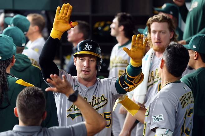 <yonhap photo-3130="">1일(한국시간) 루크 잭슨을 무너트린 브렌트 루커가 더그아웃에서 동료들의 축하를 받고 있다. [AFP=연합뉴스]</yonhap>