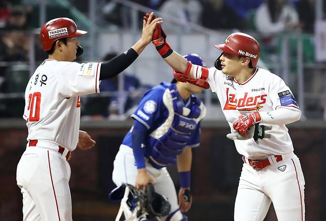 SSG 조형우-최지훈. SSG 제공