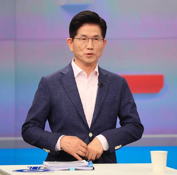 국민의힘 제21대 대통령선거 경선 결선투표에 진출한 김문수 후보가 30일 서울 중구 TV조선에서 토론 준비를 하고 있다.  [사진=연합뉴스]