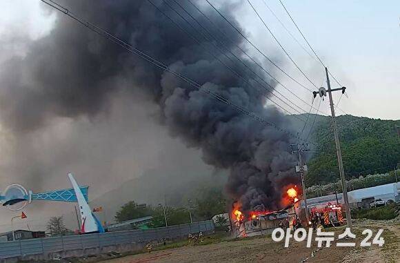 30일 오후 4시 47분쯤 김천시 봉산면의 한 농자재 보관창고에서 불이 나 출동한 소방당국이 화재 진압을 하고 있다. [사진=경북소방본부]