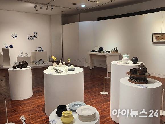 아름다운 자태를 뽐내는 여주 도자기 작품들. [사진=임정규 기자]