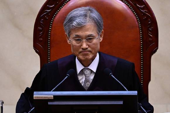 조희대 대법원장이 1일 오후 서울 서초구 대법원 대법정에서 이재명 더불어민주당 대선 후보의 공직선거법 위반 사건 상고심 선고를 준비하고 있다. [사진=사진공동취재단]