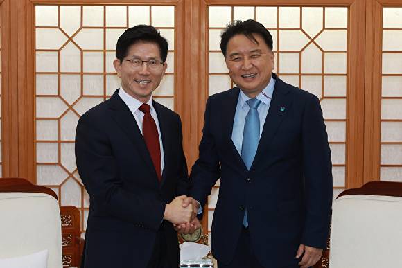 김문수(왼쪽) 국민의힘 대선 경선 후보가 1일 충북도청에서 김영환 도지사와 인사를 나누며 악수하고 있다. [사진=충북도]