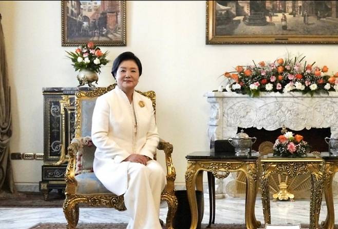 김정숙 여사가 2022년 1월 21일 인티사르 알시시 이집트 영부인을 맞아 차담을 나누고 있다. (대통령기록관)