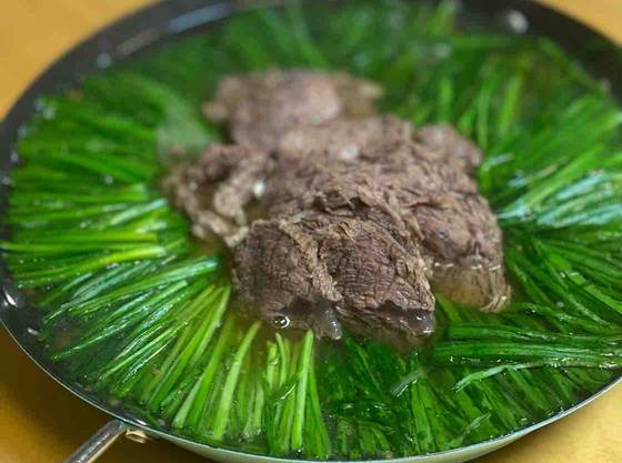 소고기와 녹색 채소로 마무리하면 식욕을 잠재우는 효과가 있다. 사진은 소고기 전골. 사진 정성희